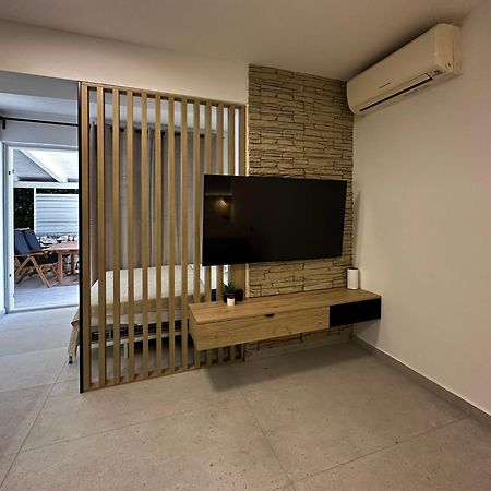 Studio Apartments Lace Новаля Екстер'єр фото
