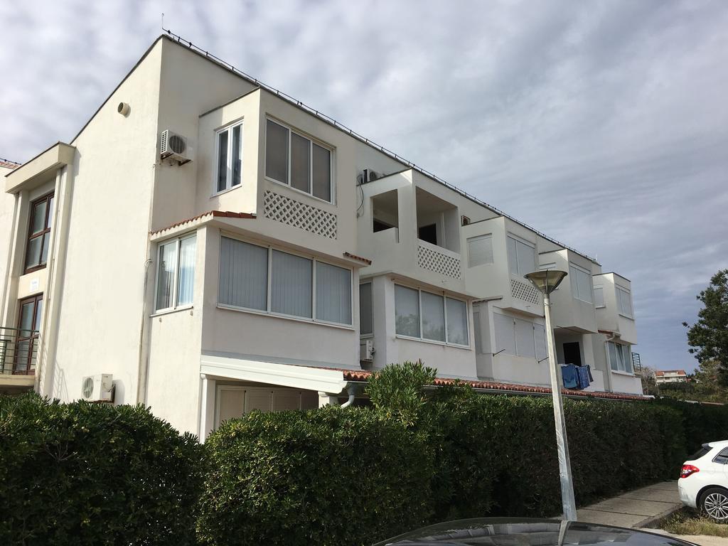 Studio Apartments Lace Новаля Екстер'єр фото
